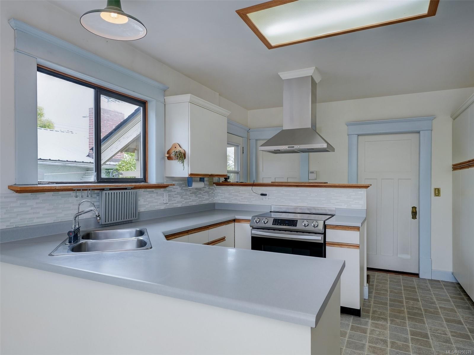 1956 Ashgrove St, Victoria, BC