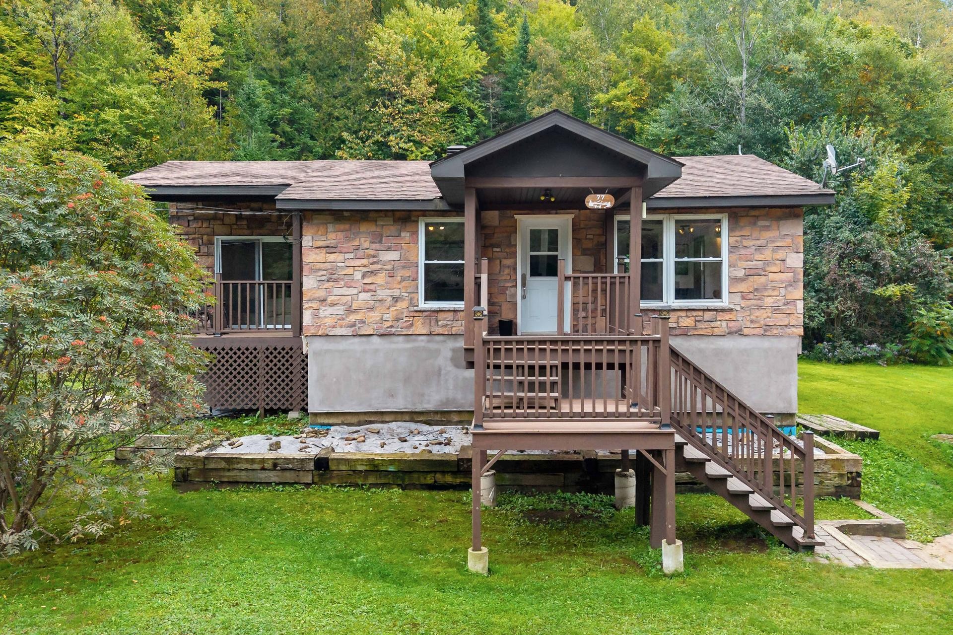 Front of Structure - 77 Ch. Du Lac-De-La-Carpe, Lac-Des-Plages, QC