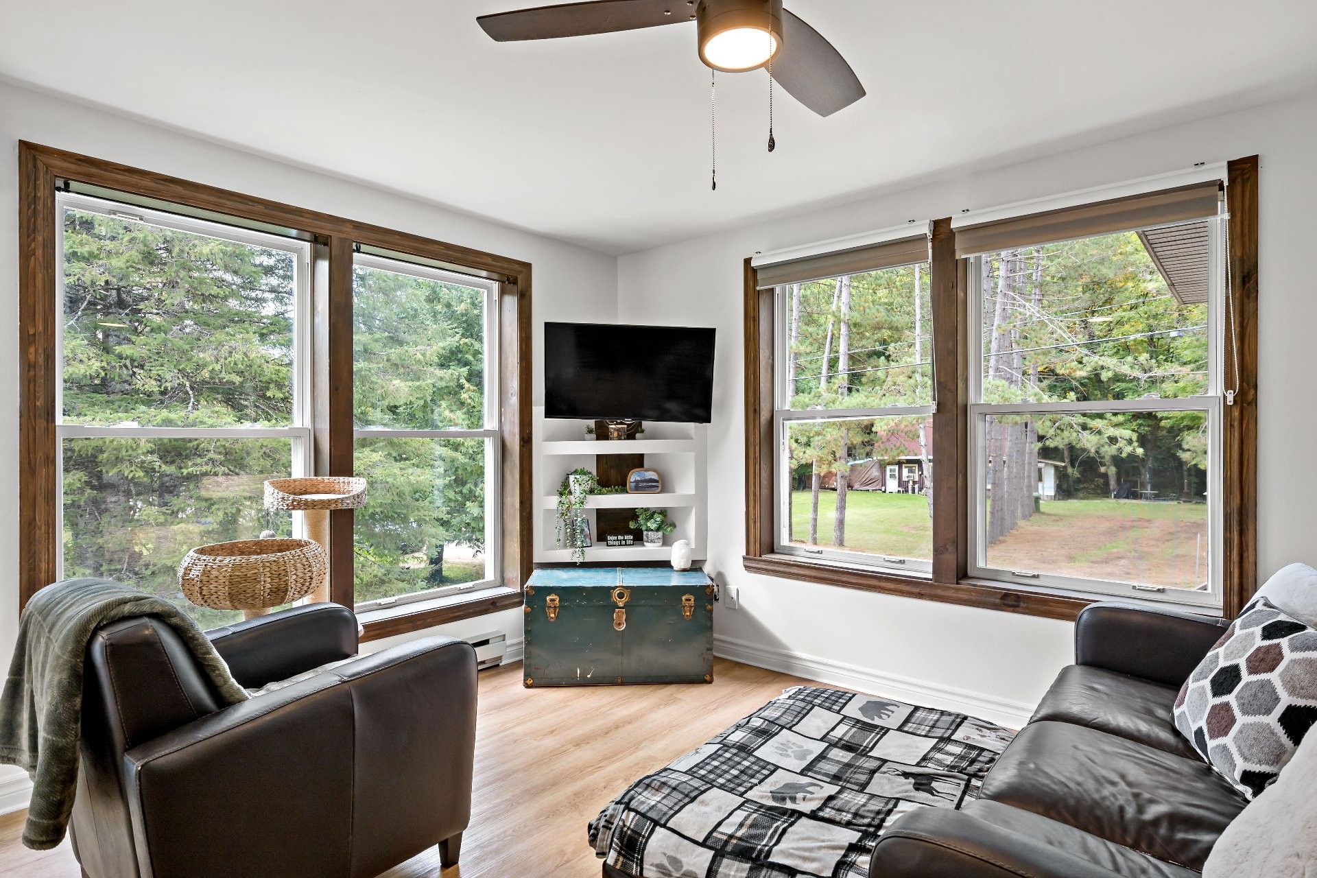 Living Room - 77 Ch. Du Lac-De-La-Carpe, Lac-Des-Plages, QC