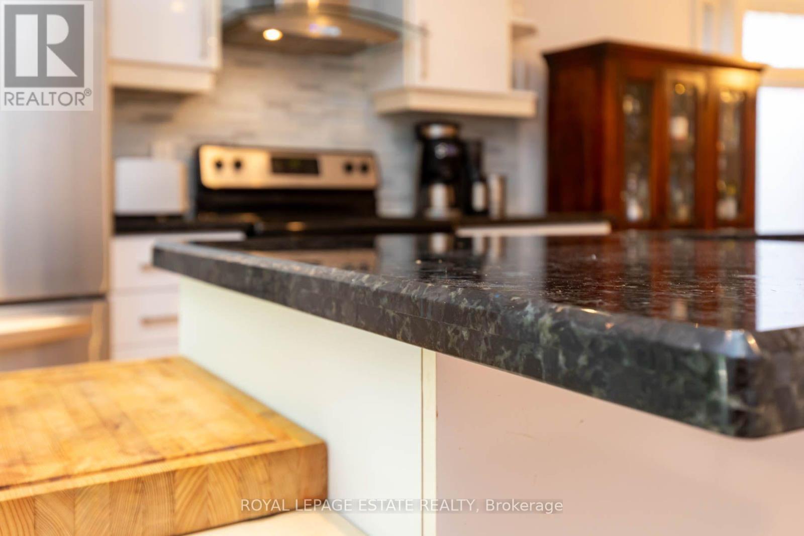 48 Bloomfield Avenue, Toronto, ON
