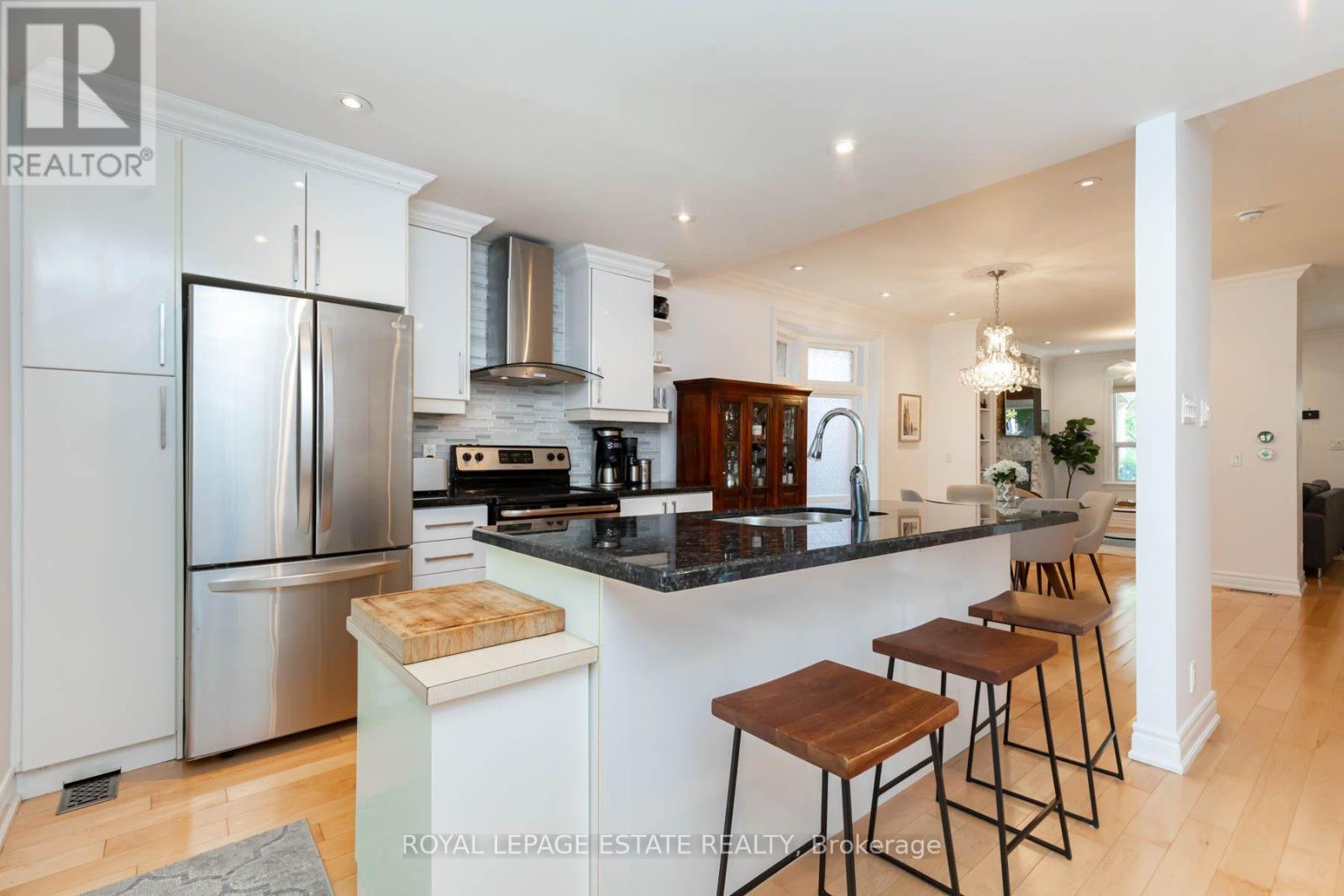 48 Bloomfield Avenue, Toronto, ON