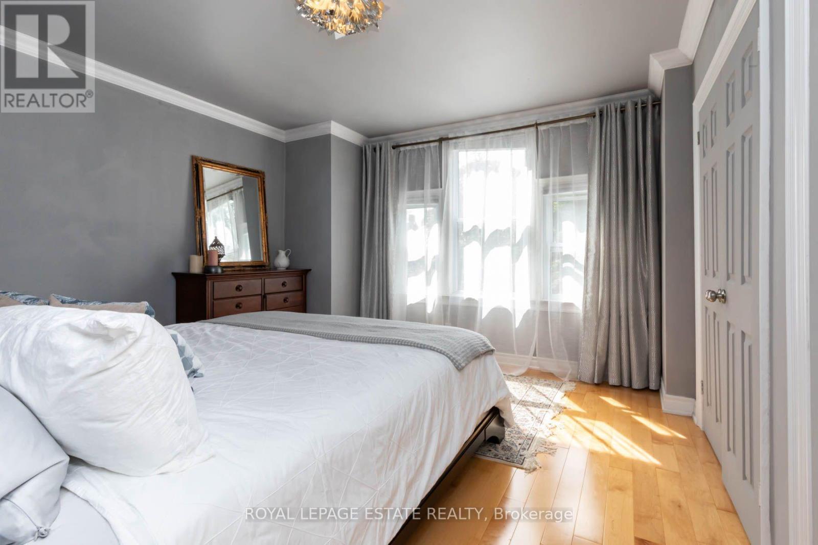 48 Bloomfield Avenue, Toronto, ON