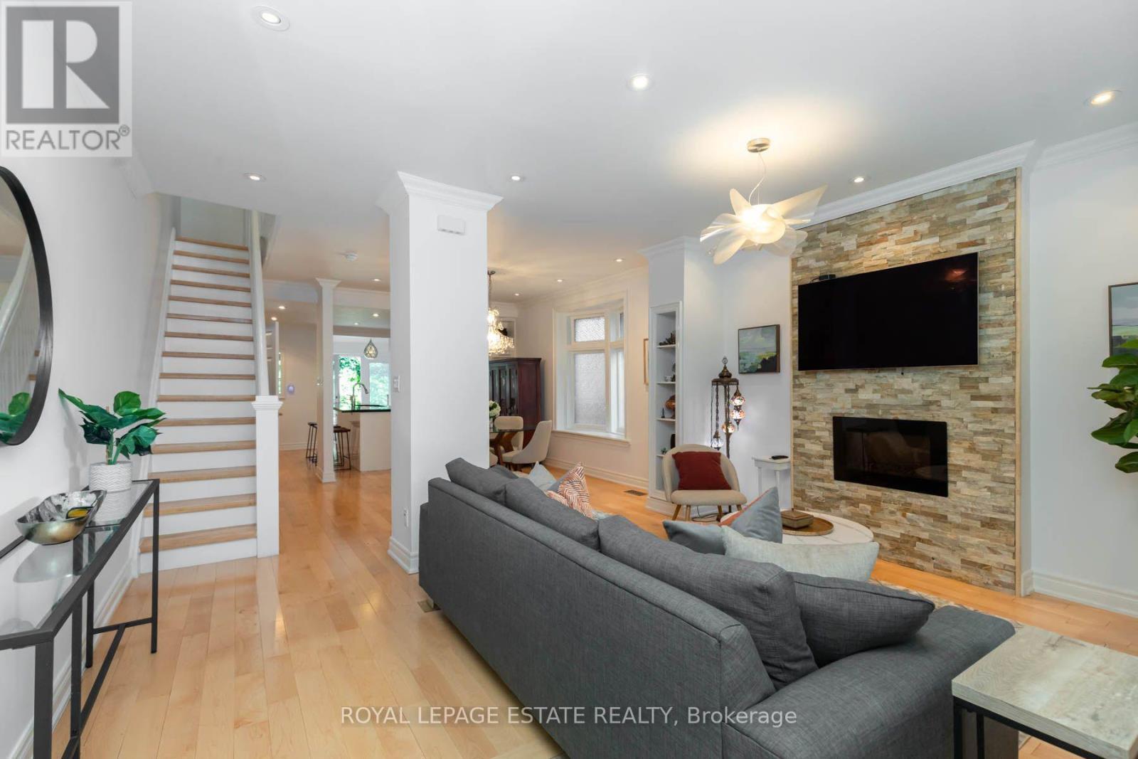 48 Bloomfield Avenue, Toronto, ON