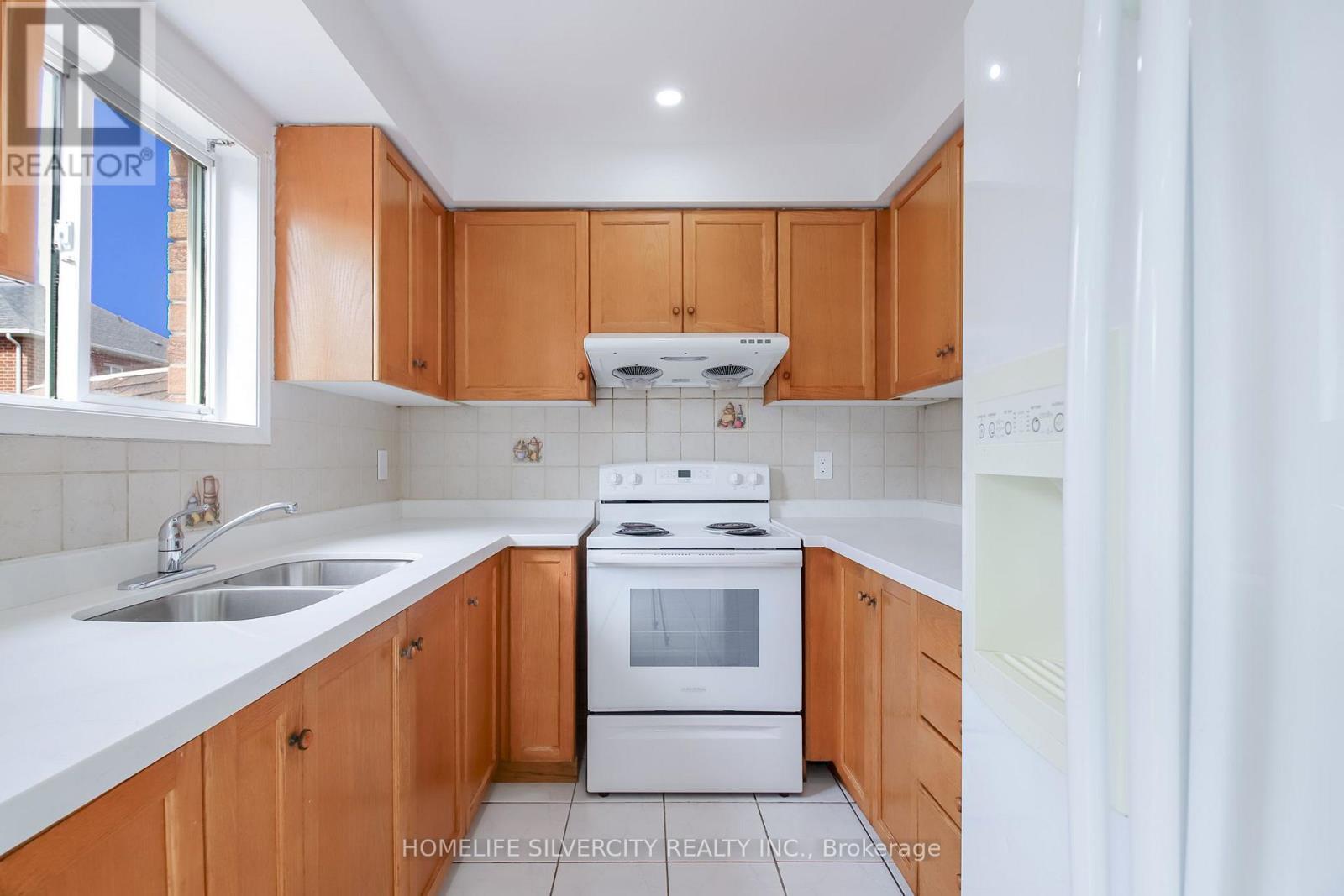 22 Meadow Glade Road, Brampton, ON