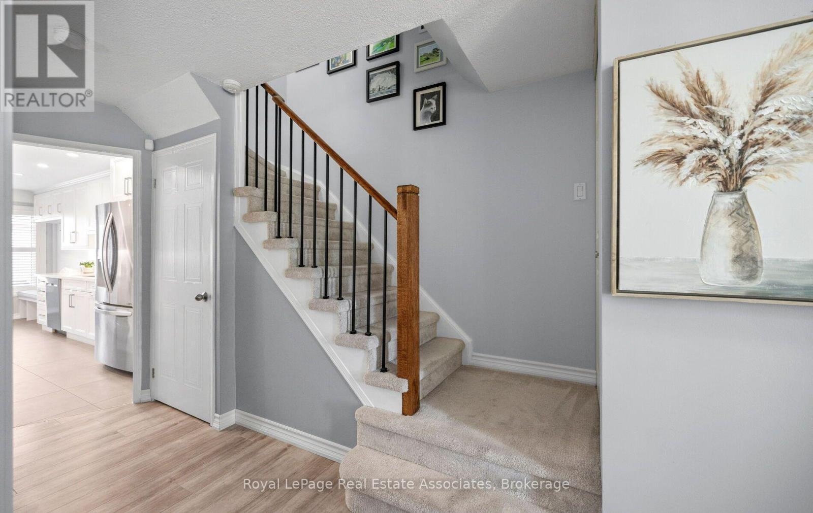 Updated railing & spindles - 19 - 1485 Torrington Drive, Mississauga, ON