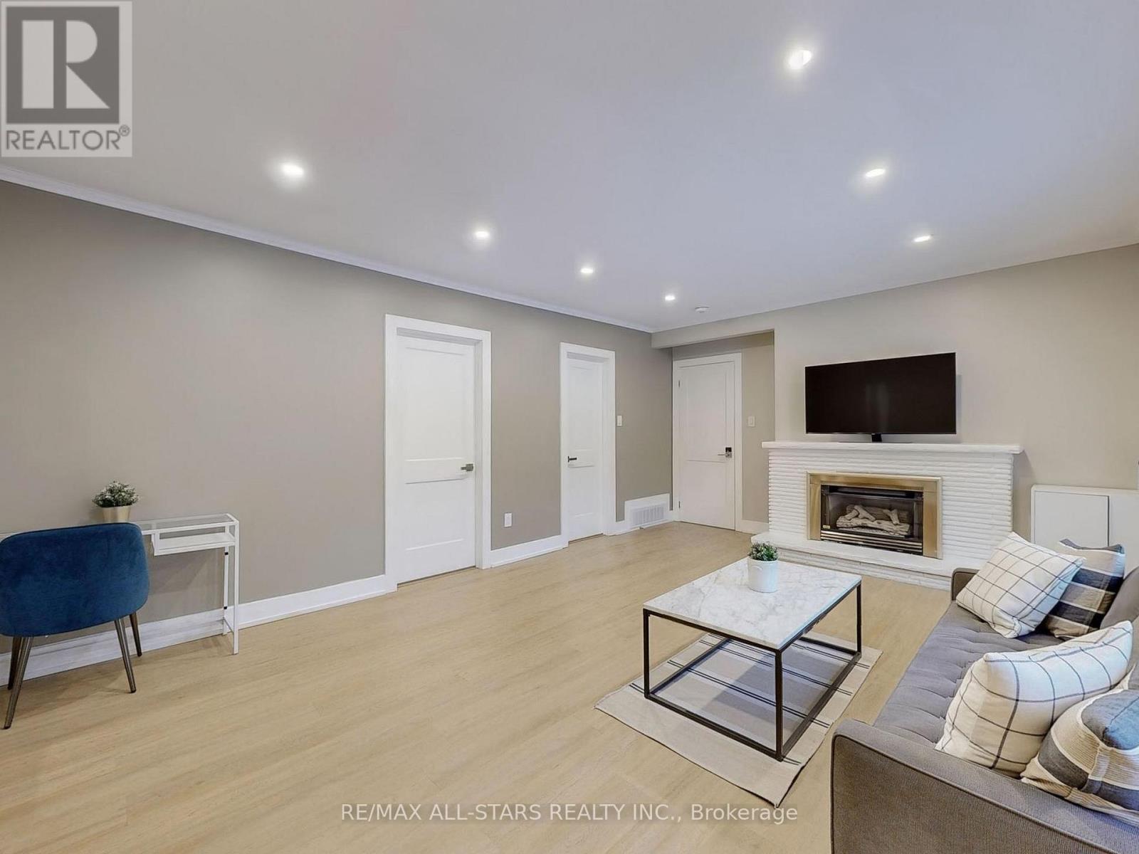 105 Betty Ann Drive, Toronto, ON