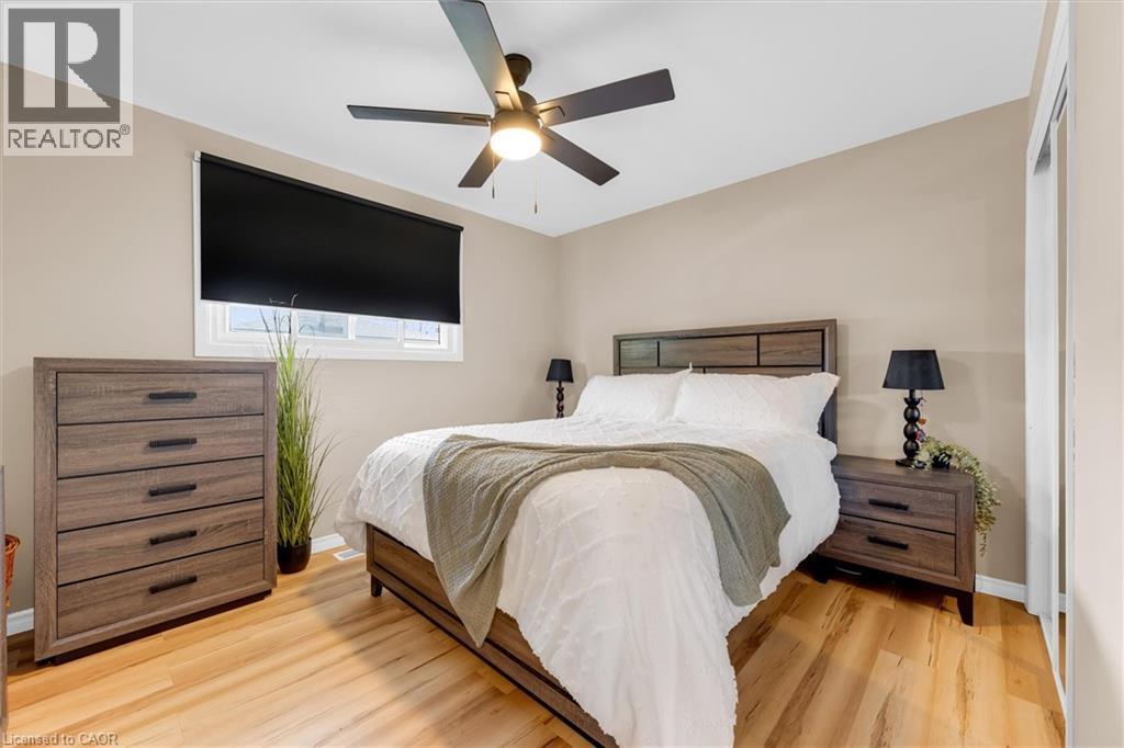 The property features hardwood floors, a window with a roller blind, and a ceiling fan - 7506 Jubilee Drive, Niagara Falls, ON