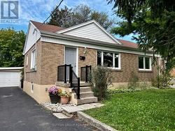 26 COMPTON CRESCENT Toronto, ON M3M 2C2