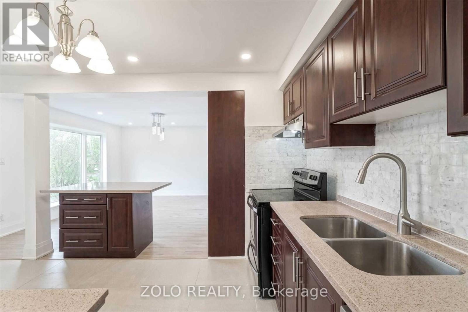 Kitchen and Dining room - 525 Lynett Crescent, Richmond Hill, ON
