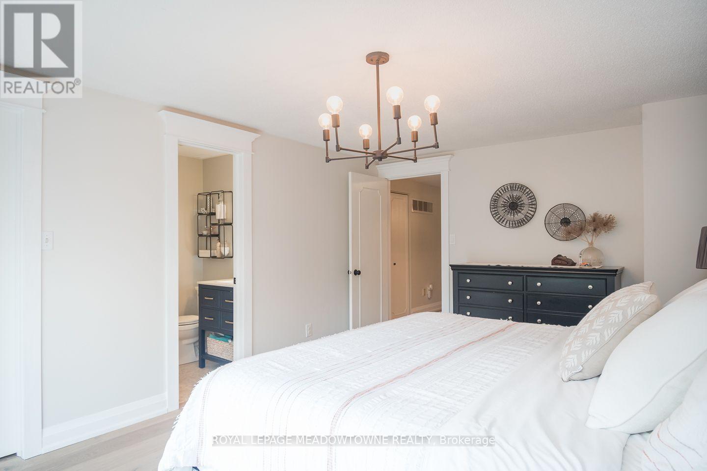 823 Laurier Avenue, Milton, ON