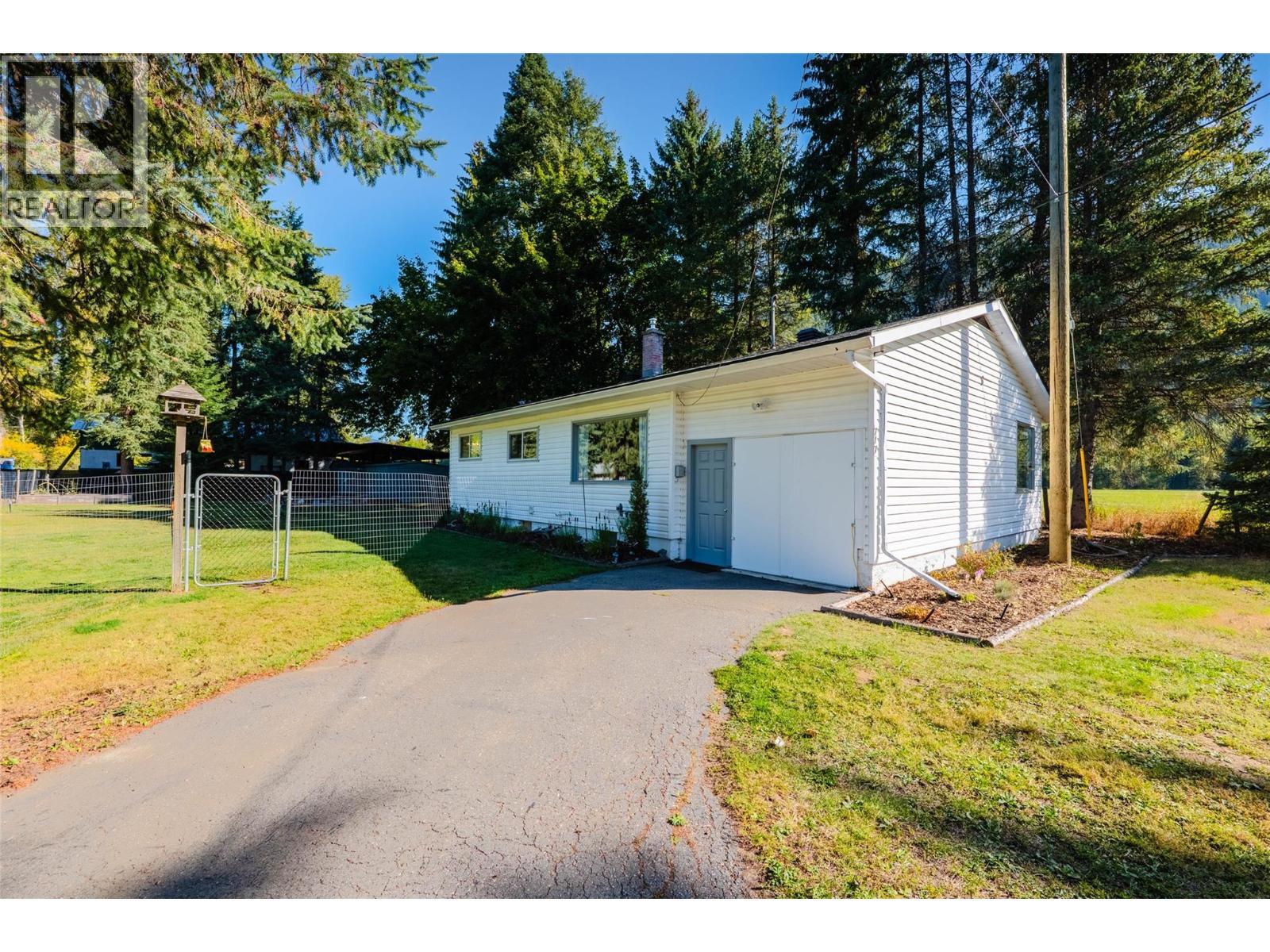 717 Larsen Road, Salmo, BC