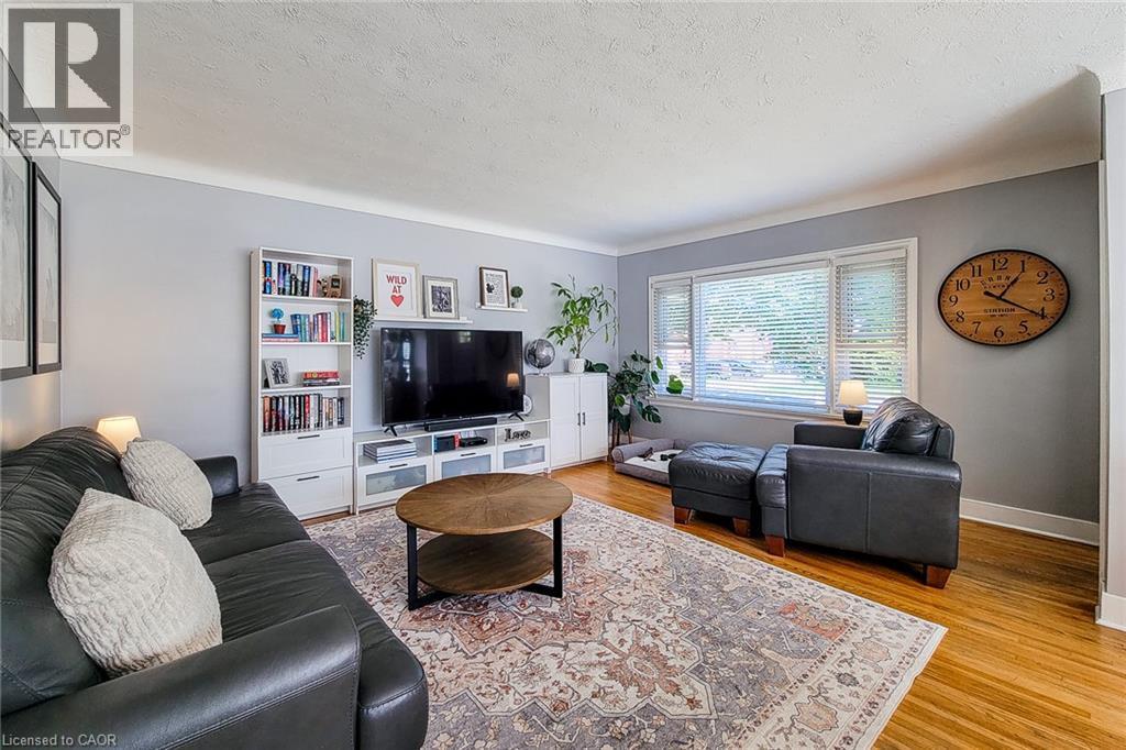 Hardwood flooring, crown molding, white trim, and built-in shelving - 19 Thorndale Avenue, St. Catharines, ON