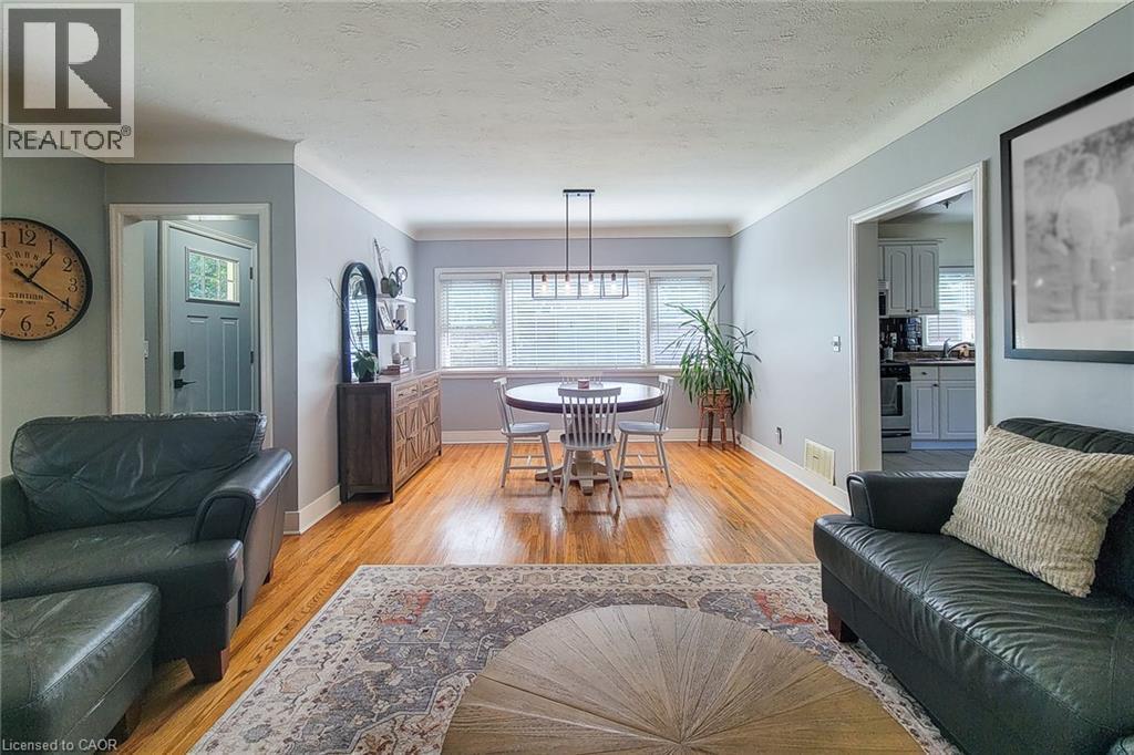 Hardwood flooring, crown molding, a built-in light fixture, and multiple windows with blinds - 19 Thorndale Avenue, St. Catharines, ON
