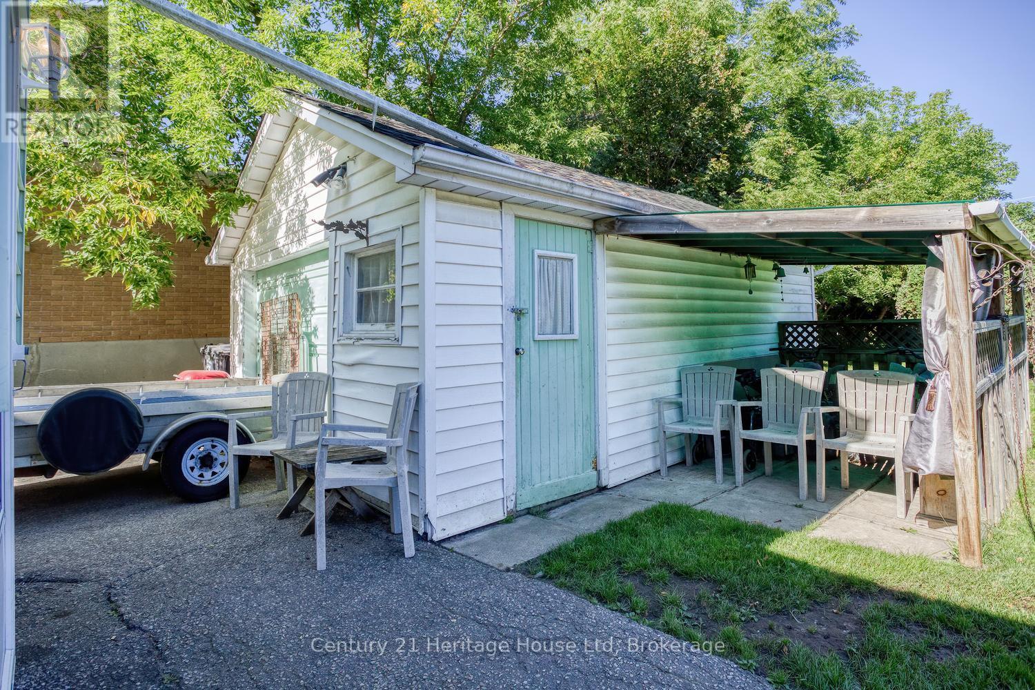 Oversized garage and sitting area - 91 Merion Street, Guelph (Junction/Onward Willow), ON