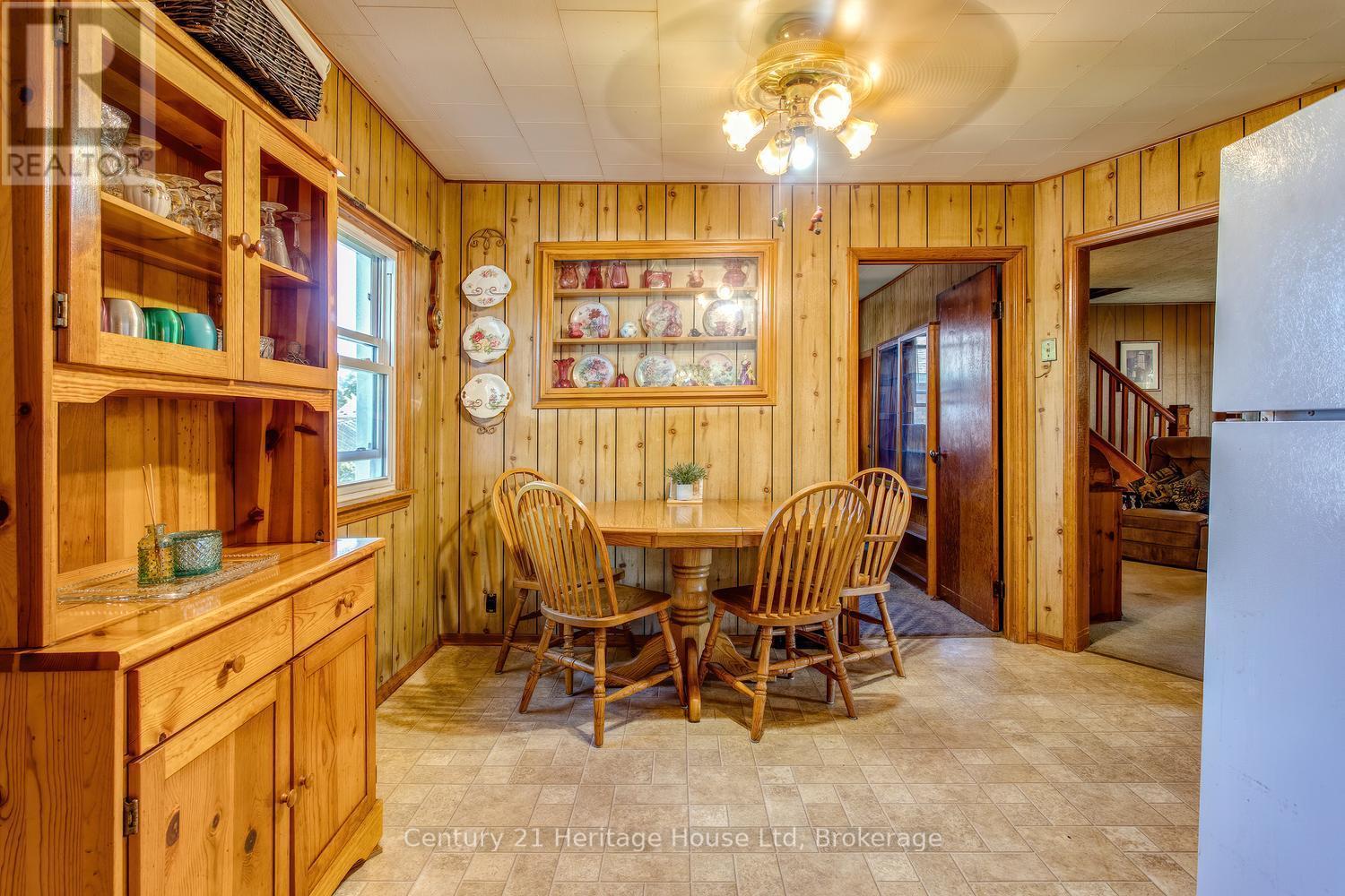 Eat in area in the kitchen, vinyl fooring - 91 Merion Street, Guelph (Junction/Onward Willow), ON
