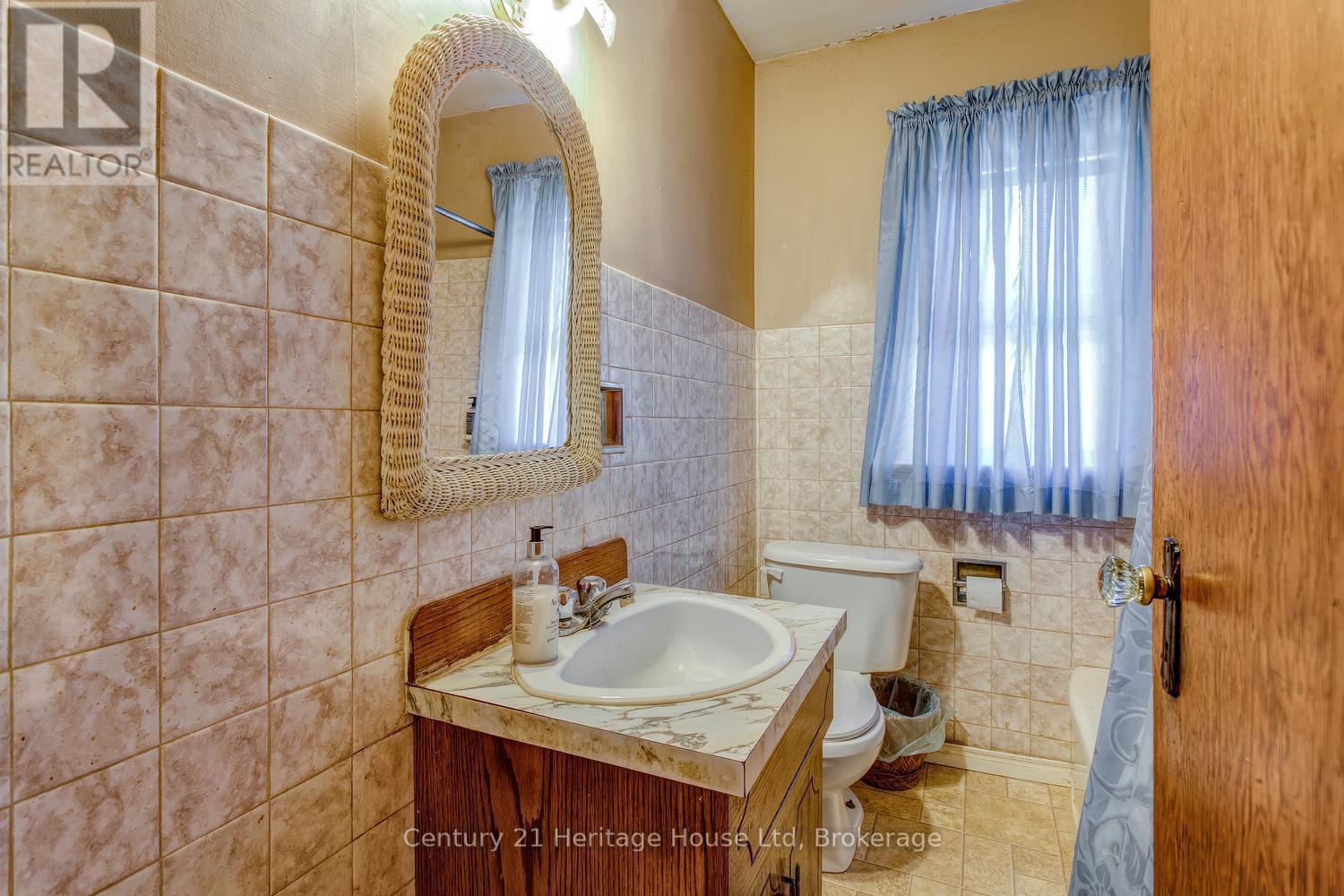 Bathroom - 4 piece and window - 91 Merion Street, Guelph (Junction/Onward Willow), ON