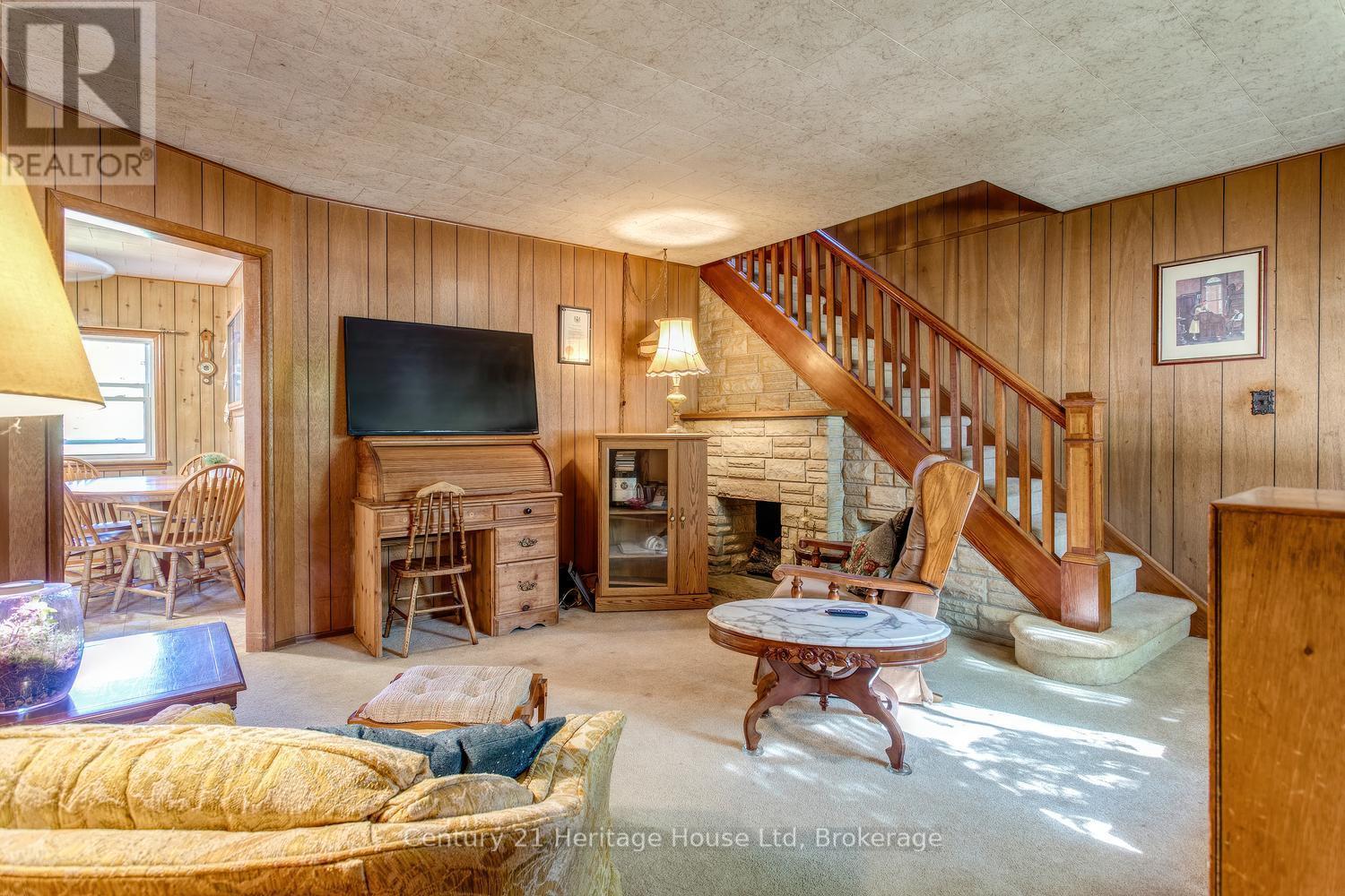 Living room - carpeted, hardwood under carpet - 91 Merion Street, Guelph (Junction/Onward Willow), ON