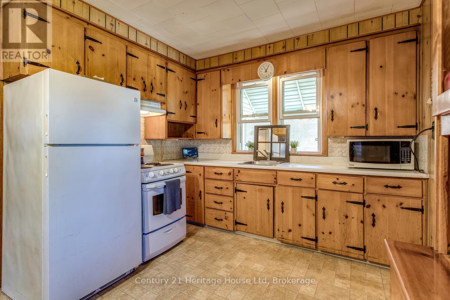 Kitchen with large window over the sink - 91 Merion Street, Guelph (Junction/Onward Willow), ON