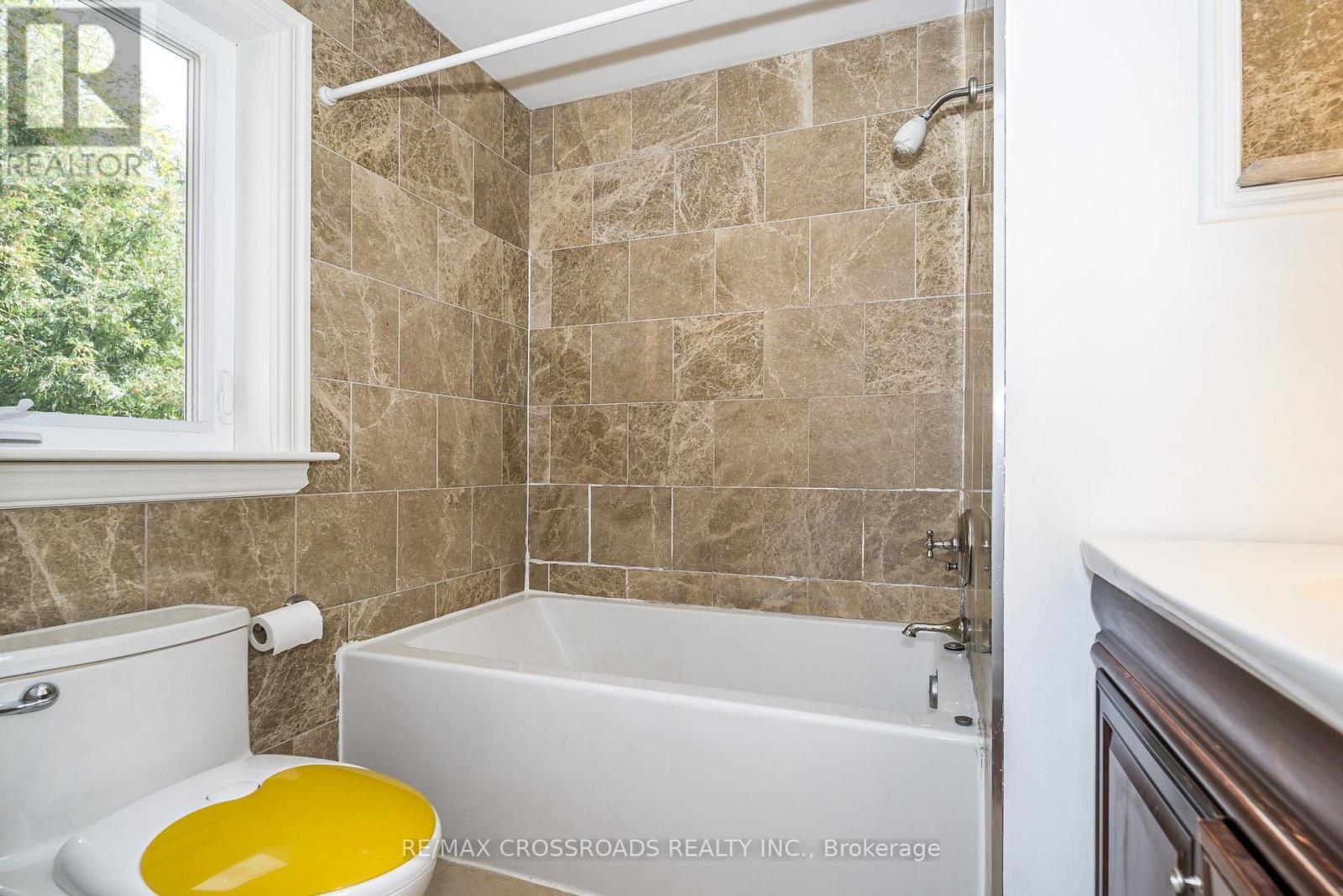 Upper Level Updated 4 Piece Bathroom - 19 Strathgowan Crescent, Toronto, ON