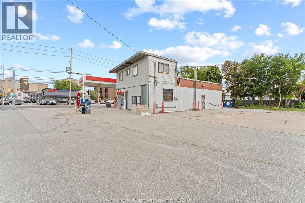 3511 Wyandotte, Windsor, ON