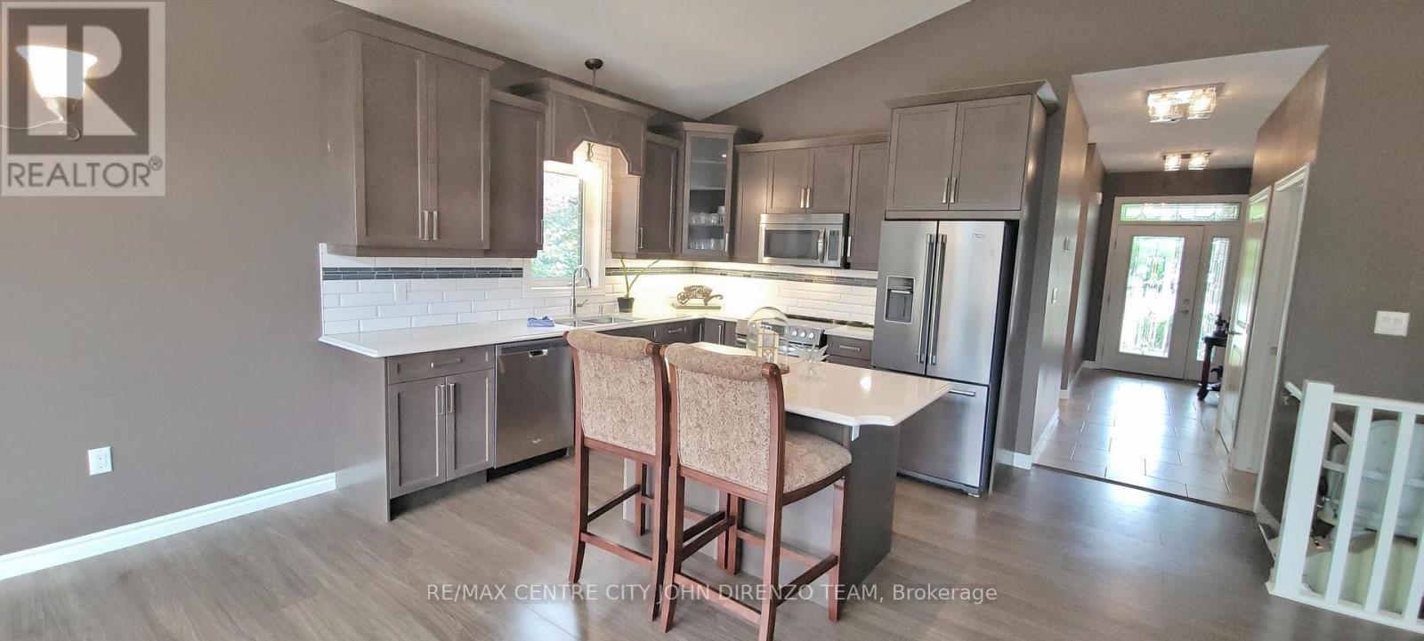11 - 1 Vineden Drive, Central Elgin (Lynhurst), ON