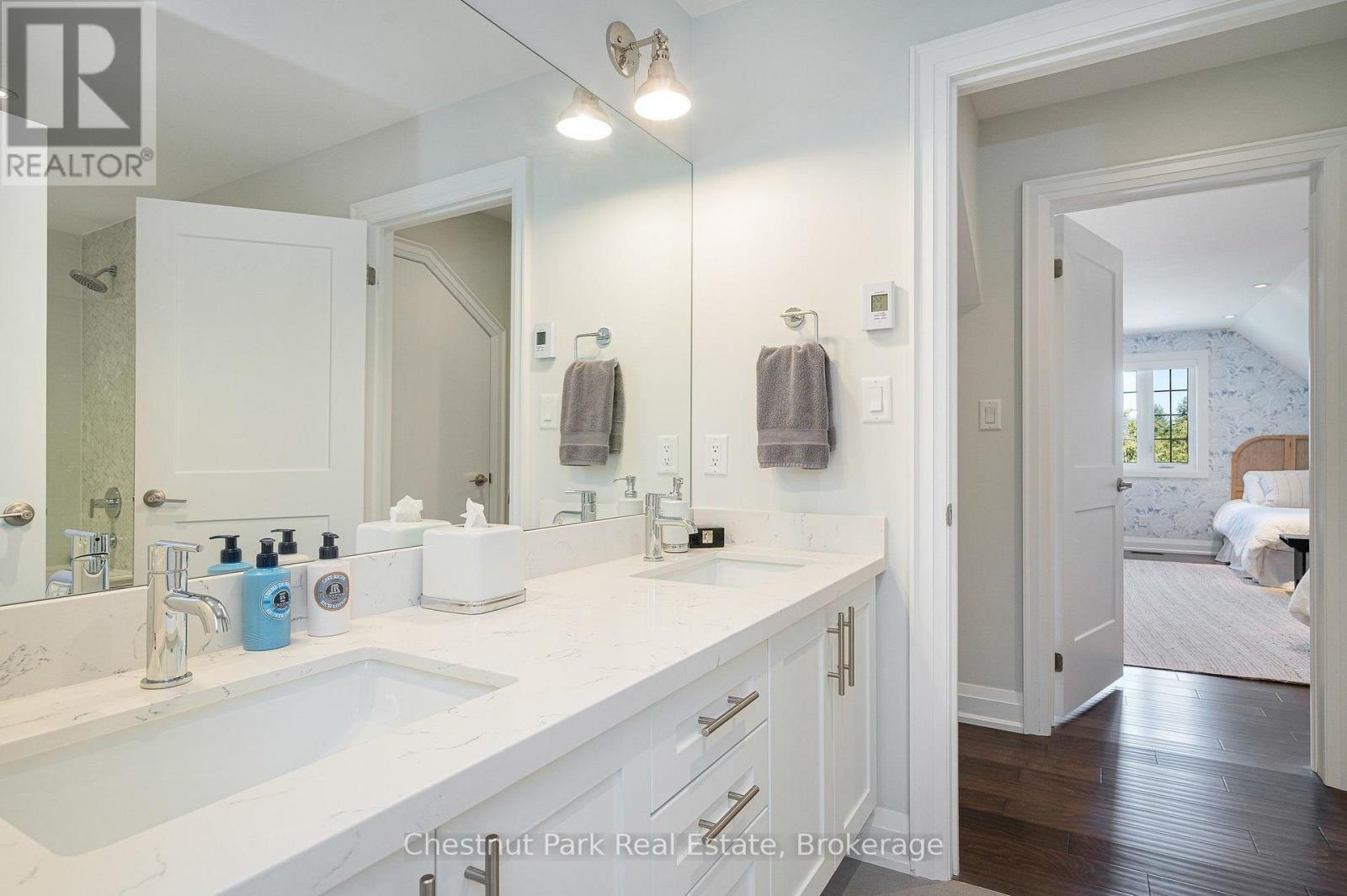 5 pc jack & jill ensuite - 154 Brooker Boulevard, Blue Mountains, ON