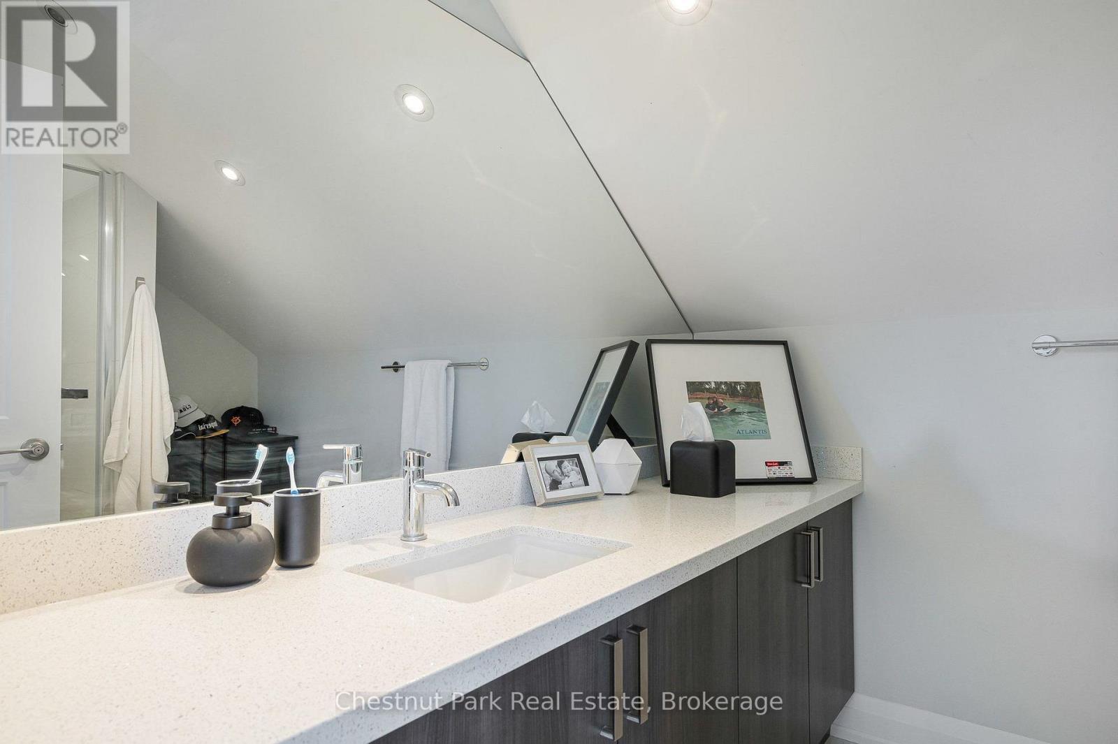 3 Pc ensuite for guest bedroom 2 - 154 Brooker Boulevard, Blue Mountains, ON