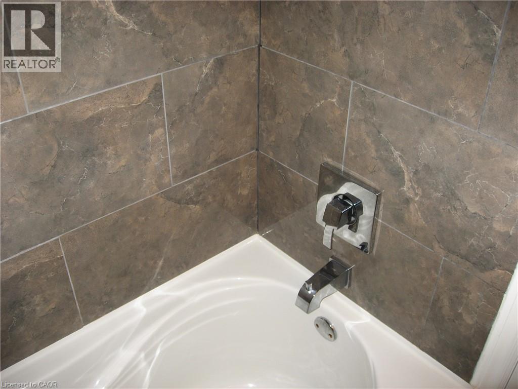 Main bathroom - 124 Avalon Place, Kitchener, ON