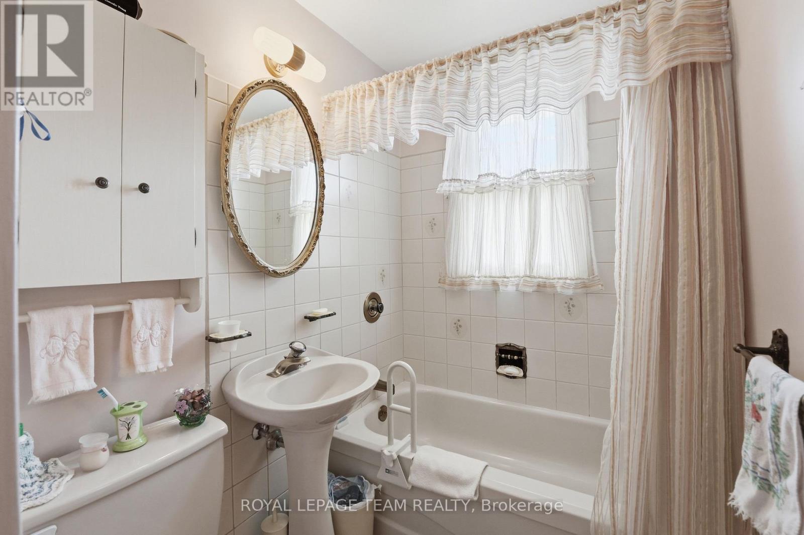 Main Floor Full 3pc Bathroom - 84 Rita Avenue, Ottawa, ON