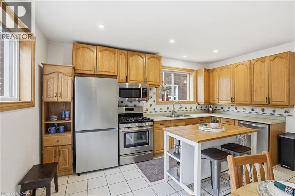 17 Tuxedo Avenue S, Hamilton, ON