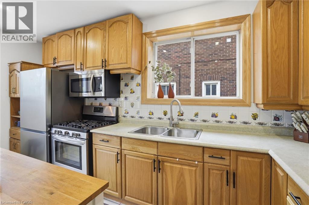 17 Tuxedo Avenue S, Hamilton, ON