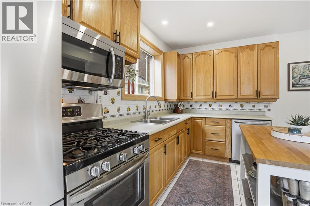 17 Tuxedo Avenue S, Hamilton, ON
