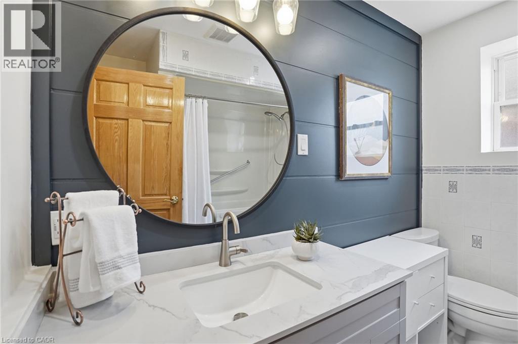 17 Tuxedo Avenue S, Hamilton, ON
