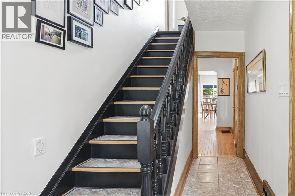 17 Tuxedo Avenue S, Hamilton, ON