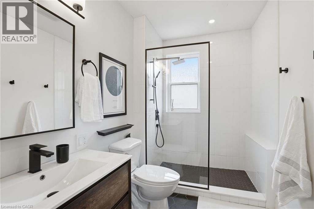 17 Tuxedo Avenue S, Hamilton, ON