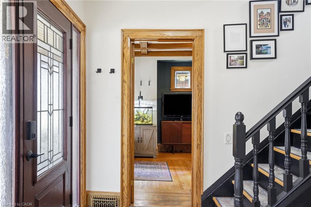 17 Tuxedo Avenue S, Hamilton, ON