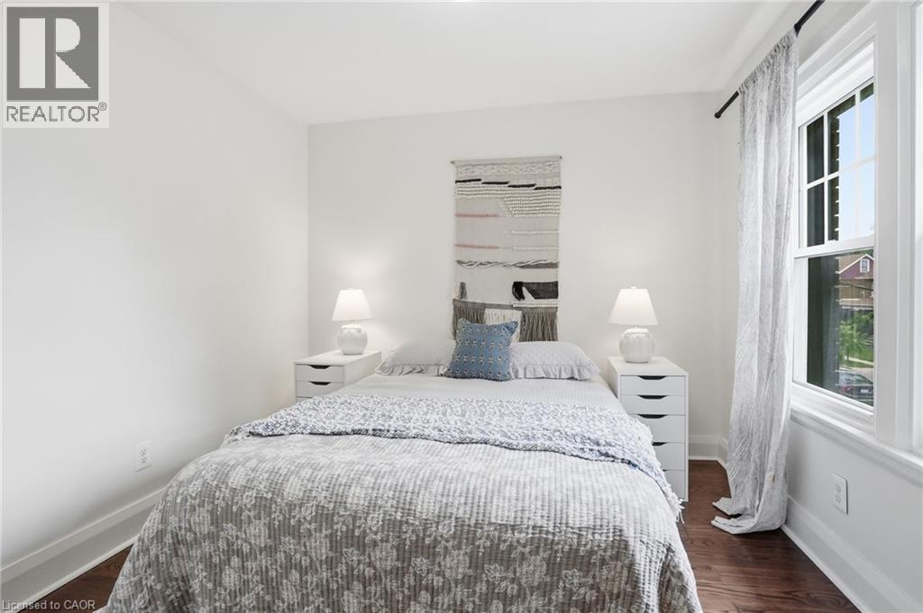 17 Tuxedo Avenue S, Hamilton, ON
