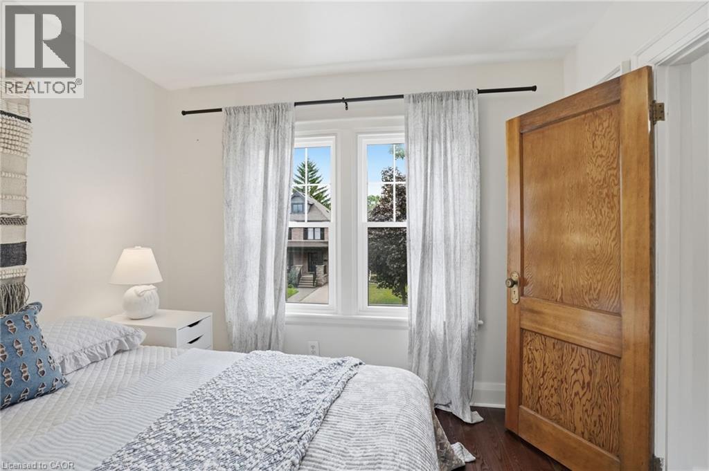 17 Tuxedo Avenue S, Hamilton, ON