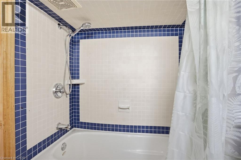 17 Tuxedo Avenue S, Hamilton, ON
