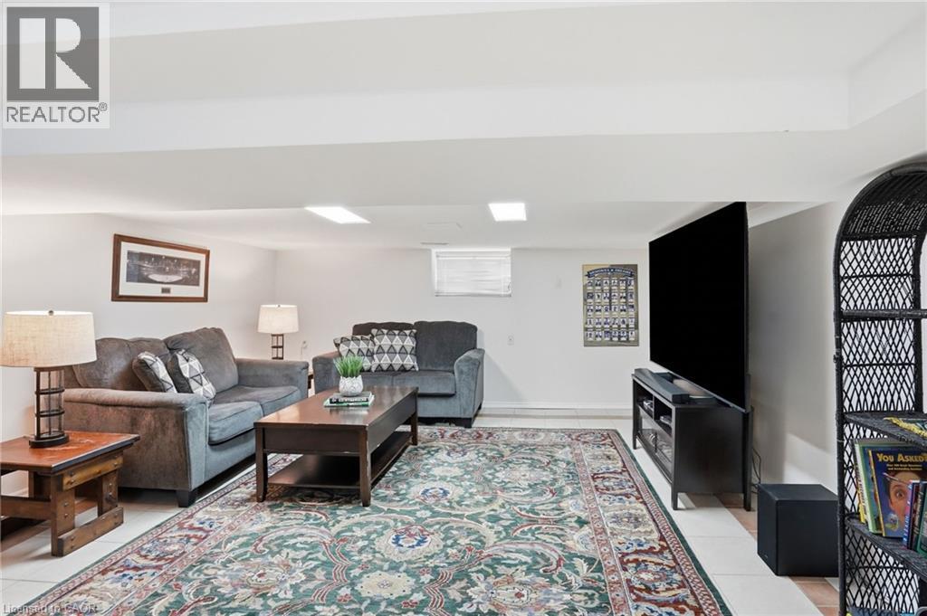 17 Tuxedo Avenue S, Hamilton, ON