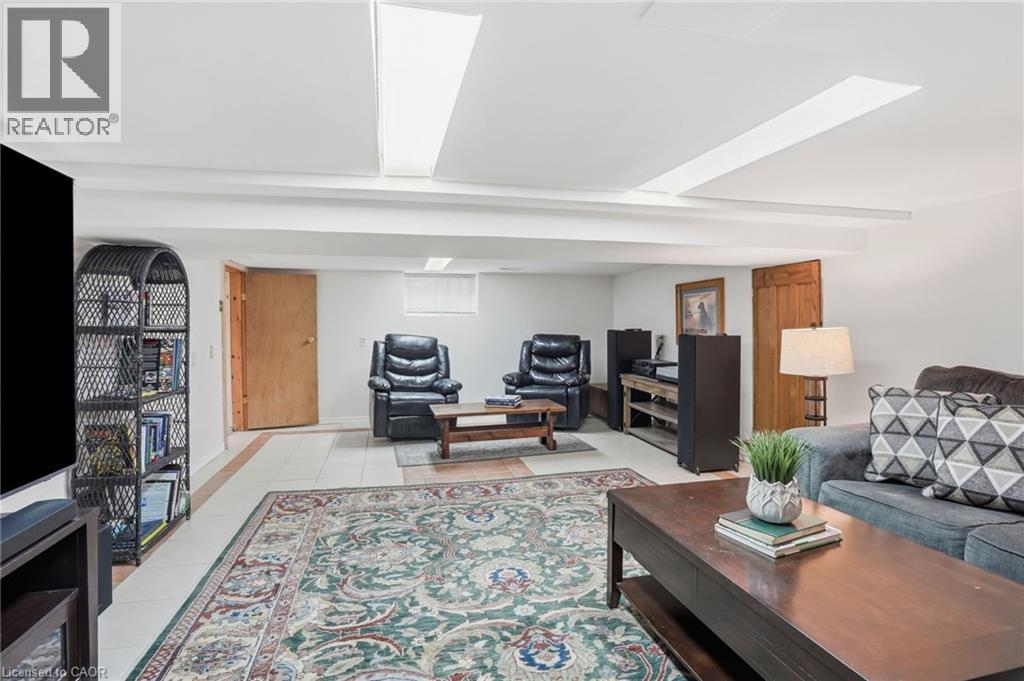 17 Tuxedo Avenue S, Hamilton, ON