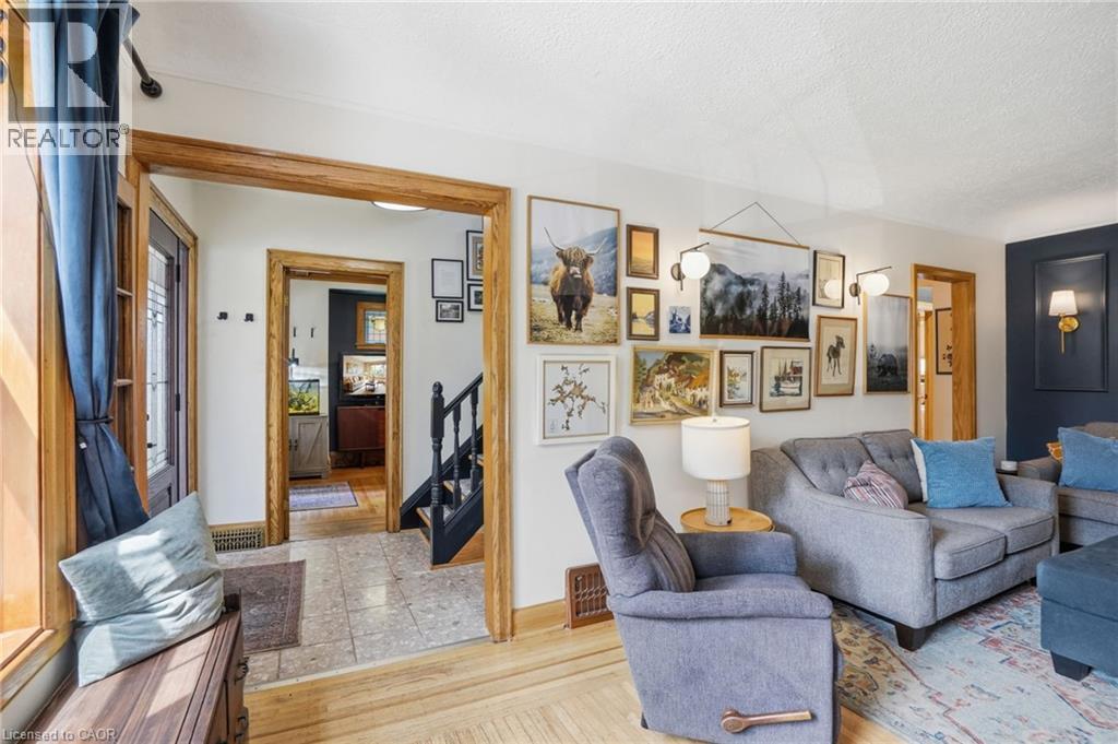 17 Tuxedo Avenue S, Hamilton, ON