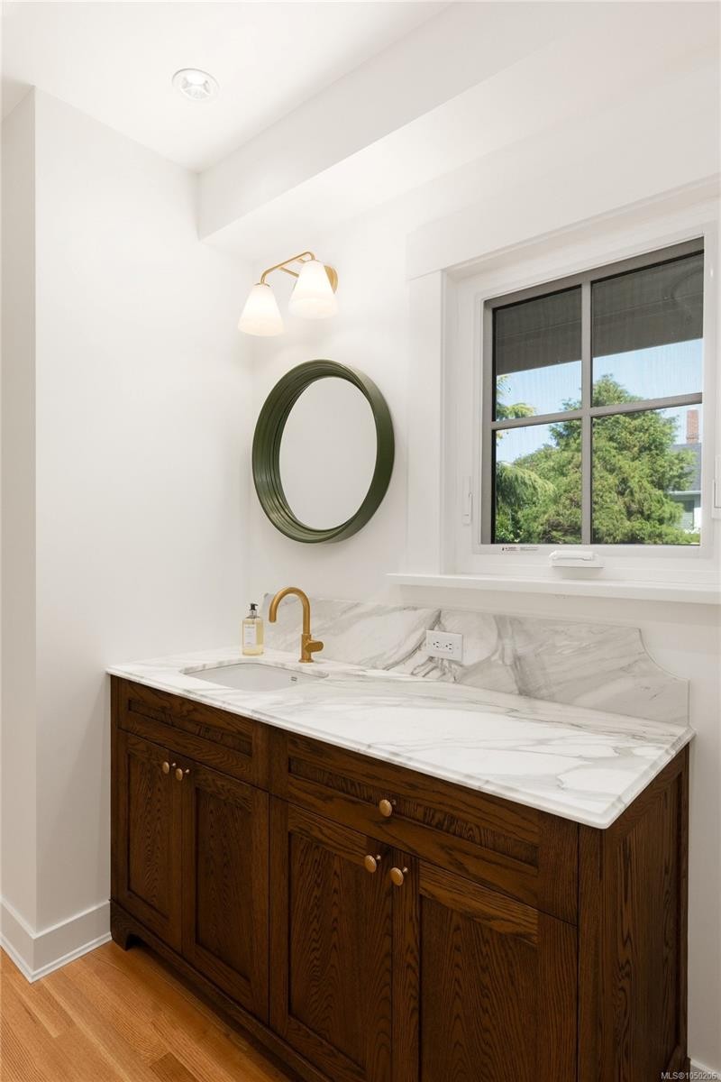 1027 Deal St, Oak Bay, BC