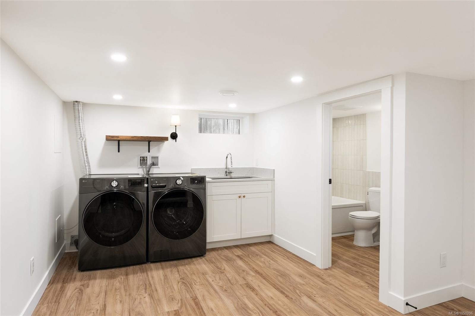 1027 Deal St, Oak Bay, BC