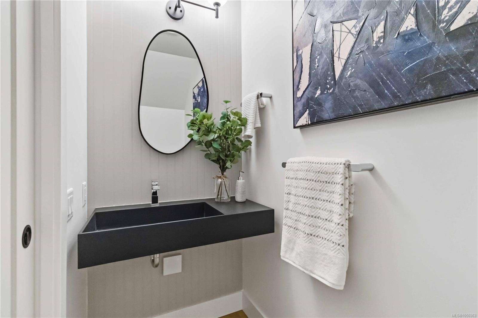 #2-2312 Orchard Ave, Sidney, BC