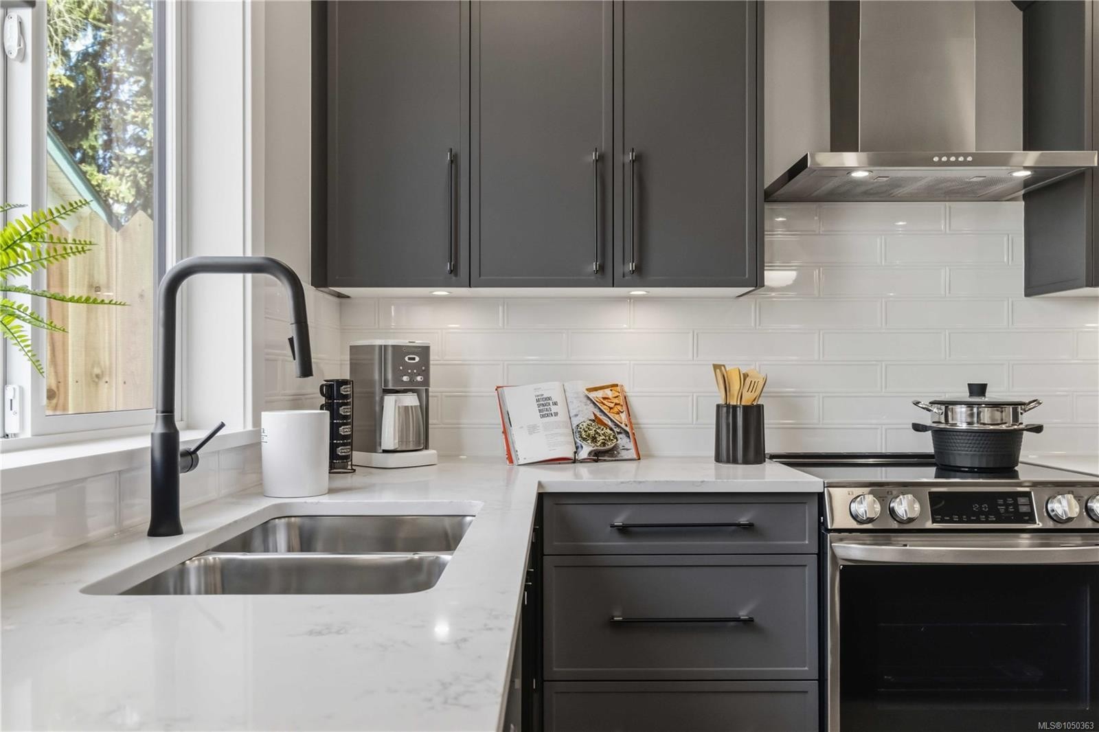 #2-2312 Orchard Ave, Sidney, BC