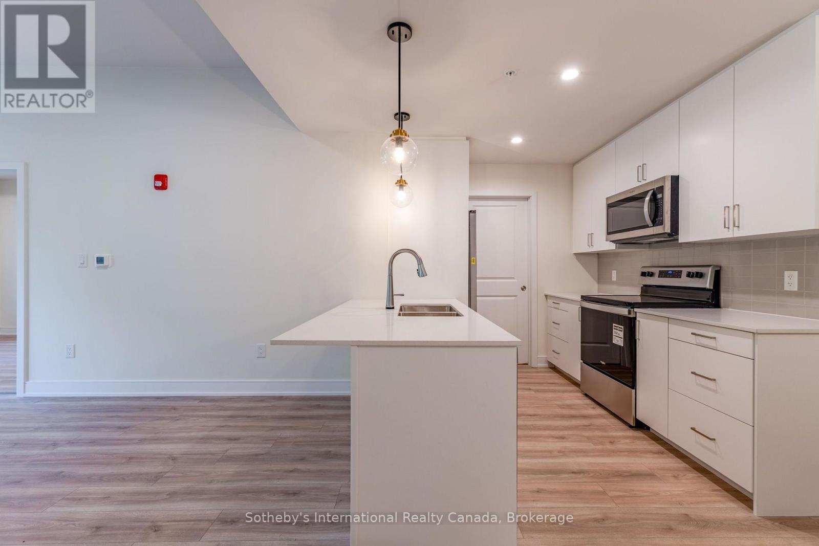 Island with Seating - 316 - 121 Mary Street, Clearview (Creemore), ON