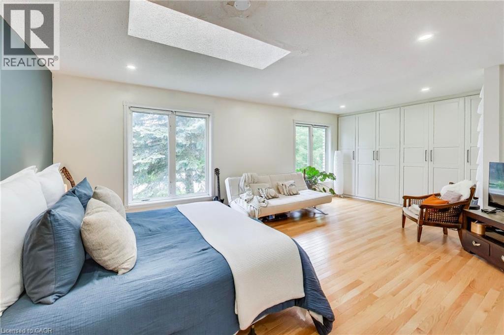 Recessed lighting, wood-finish flooring, built-in cabinetry, dual windows, and a skylight - 35 Shirlea Boulevard, Keswick, ON