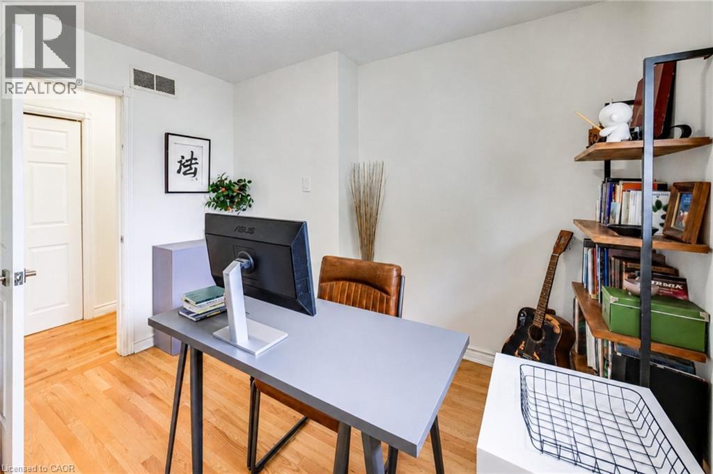 Hardwood flooring and white interior doors - 35 Shirlea Boulevard, Keswick, ON