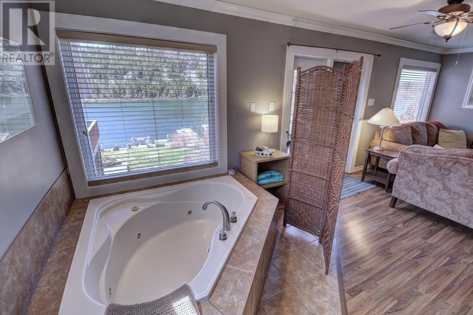 Garage apt soaker tub - 9-13 Chalkers Lane, Avondale, NL